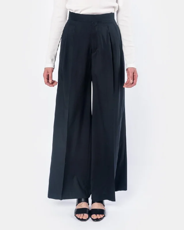 Bargain Alert Wide Leg Pants in Navy